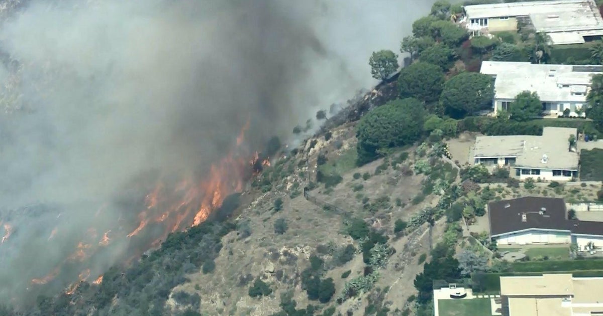 Fire in L.A.: Fast-moving fire threatens homes in Pacific Palisades ...