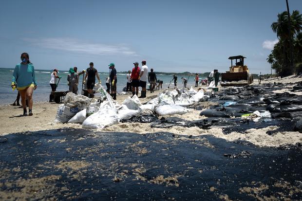 BRAZIL-ENVIRONMENT-POLLUTION-OIL-BEACH 