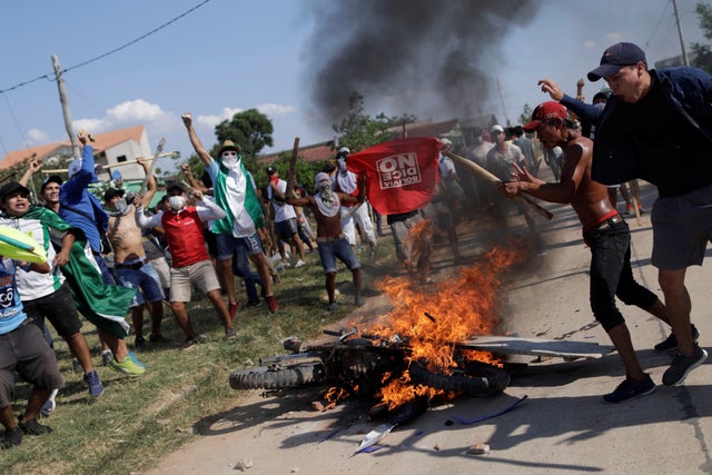 Supporters and detractors of Bolivia's President and current candidate Evo Morales confront each other in Santa Cruz de la Sierra