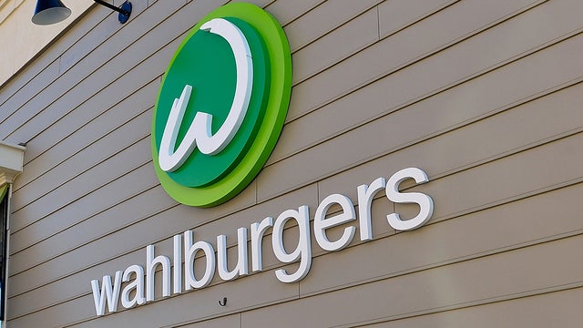 wahlburgers-signs.jpg 