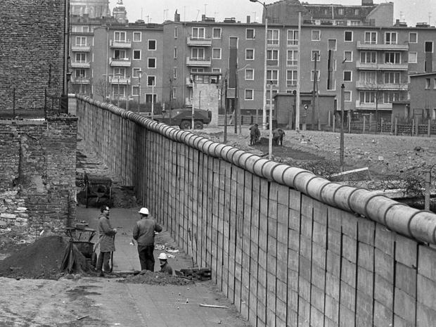 berlin-wall-ap-6704180444.jpg 