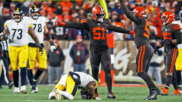 VIDEO: Browns Knock JuJu Smith-Schuster Out of Game After Concussing Him on  Helmet-to-Helmet Hit