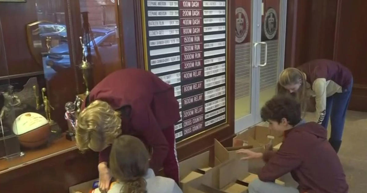 High School Students Turn Thanksgiving Food Drive Into Friendly Competition  - CBS New York
