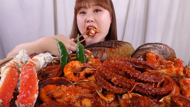 4-million-poeple-have-viewed-this-mukbang-video-of-a-korean-woman-eating-seafood-620.jpg 