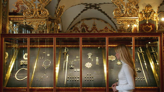 A woman looks at precious objects expose 