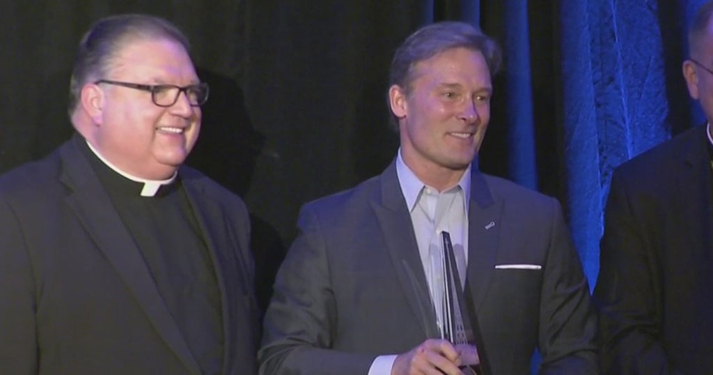 CBS2's Lonnie Quinn Receives 'Broadcast Leader' Award For Work With ...