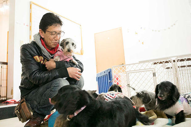 takahashi-with-dogs.jpg 