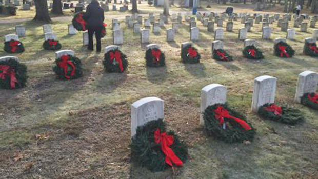 soldier-graves-wreaths 