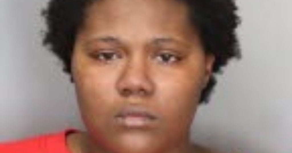 Police Woman Pulls Gun On McDonald's Employees After She Receives