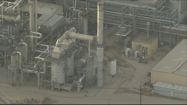 SUNCOR DIRTY CARS_frame_278