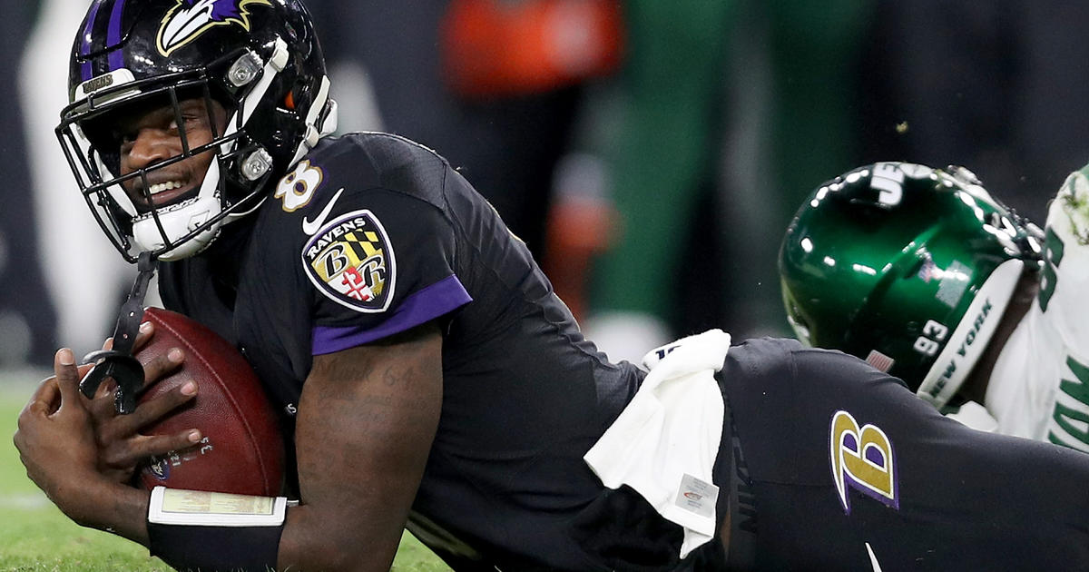 Lamar Jackson signs autographs for Jets players after Ravens win