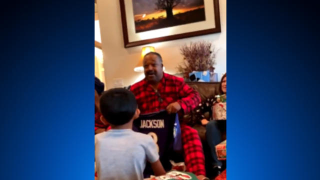 I) do it for the kids': Ravens' fan describes idea behind giving Lamar  Jackson jerseys to young fans - CBS Baltimore