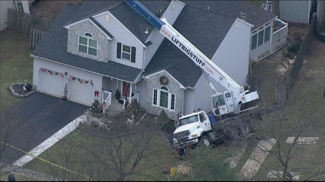 lns-Crane-into-House-12.27_frame_44365.png 