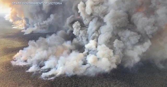 Thousands trapped by Australia's wildfires