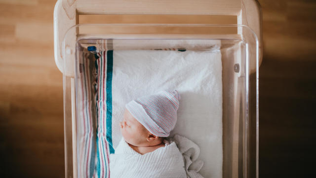 baby-apps-hero-baby-swaddled-gettyimages-1016327642-sarah-nickerson-2000x1333.jpg 