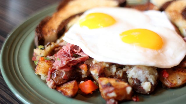 CornedBeefHASHnEggs_136252796.jpg 