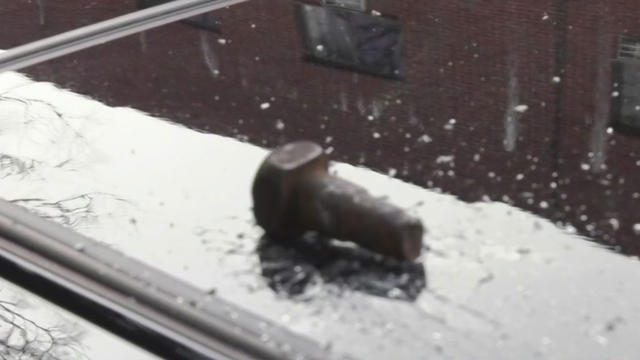 Subway-bolt-falls-on-car-in-Astoria-Queens.jpg 