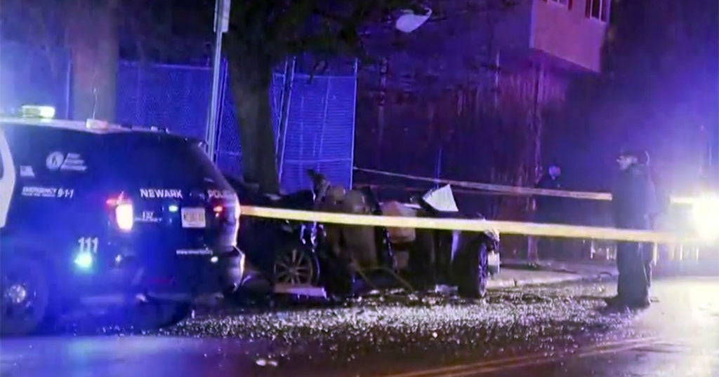 2 People Killed When Car Slams Into Pole In Newark - CBS New York