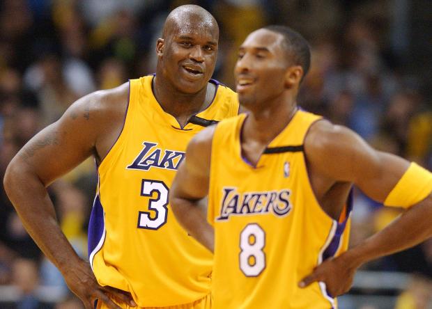 Los Angeles Lakers' center Shaquille O'Neal (L) la 