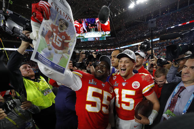 So much fun meeting fans and passing out the new @chiefs and @49ers gear at  the NFL Shop Super Bowl Experience today!! 