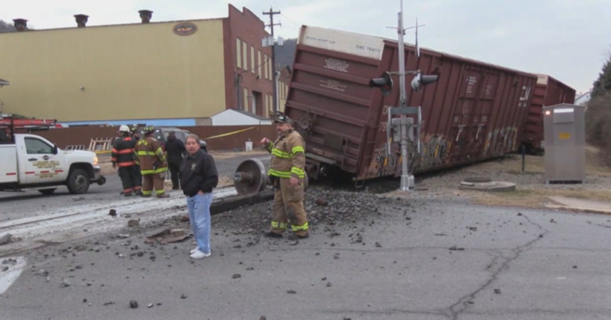 Authorities 4 Train Cars Derail In Eastern Pennsylvania Community