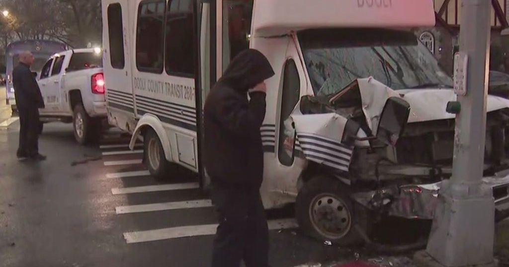 Driver Slams Into 2 Vehicles, Traffic Light In Brooklyn Before Running ...