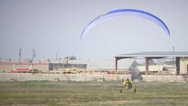 PARAGLIDER-YUBA-AIRPORT.jpg 