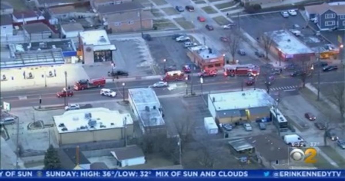 1 dead after multi-car crash on Chicago's Southwest Side - CBS Chicago