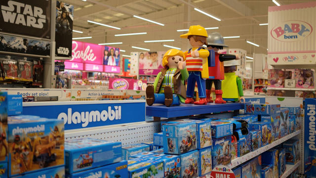 toy_store_849480582.jpg 