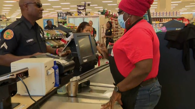 police-winn-dixie-shopping-elderly.jpg 