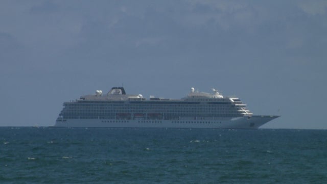Cruise-ships-off-Fort-lauderdale.jpg