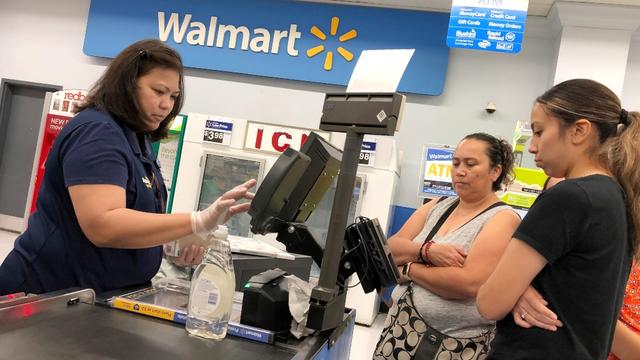 walmartworker-1.jpg 