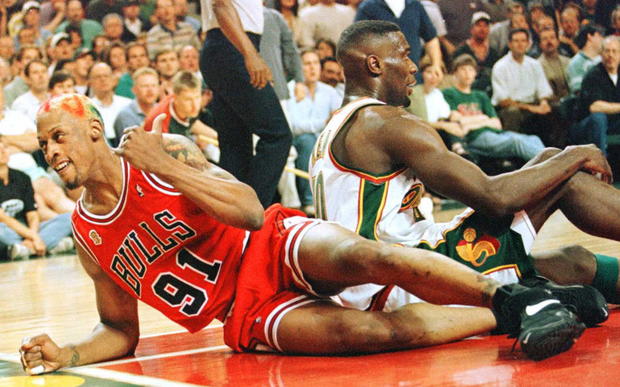 Chicago Bulls Dennis Rodman (L) points to Shawn Ke 