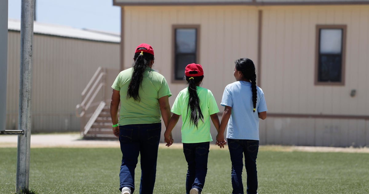 Judge orders ICE to release migrant children held with their families ...