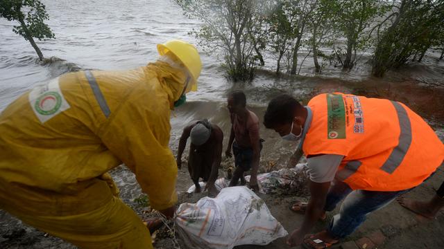 BANGLADESH-INDIA-WEATHER-CYCLONE 