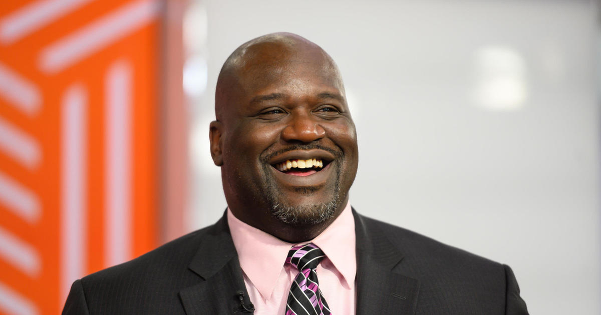NBA Hall of Famer Shaq O'Neal pays off engagement ring for man shopping at  Zales 