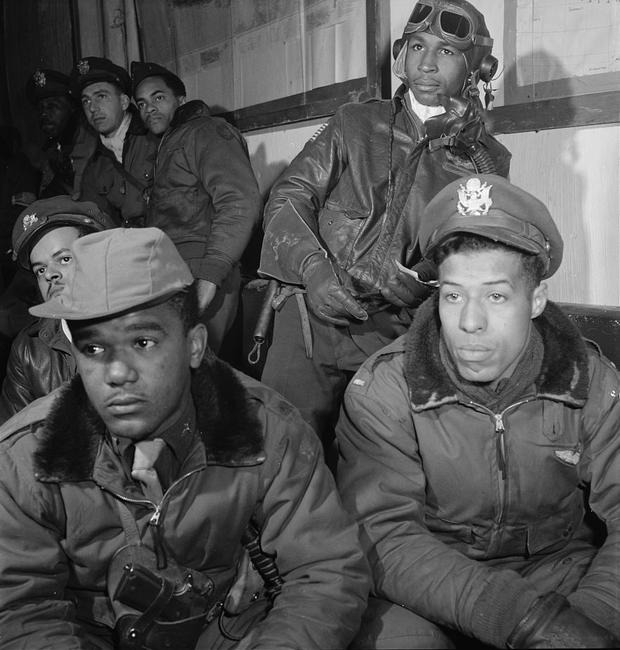 Tuskegee_airmen_attending_a_briefing_in_Ramitelli,_Italy_13261v 