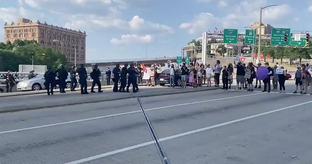 Police In Riot Gear Disperse Protesters In Pittsburgh During Rally To ...