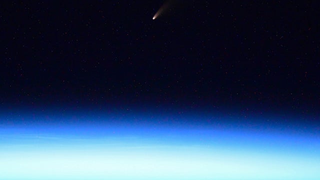 cosmonaut-ivan-vagner-comet-neowise.jpeg 
