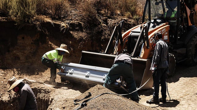 cbsn-fusion-mexico-exhuming-bodies-to-make-room-for-recently-deceased-as-coronavirus-cases-surge-thumbnail-512412.jpg 