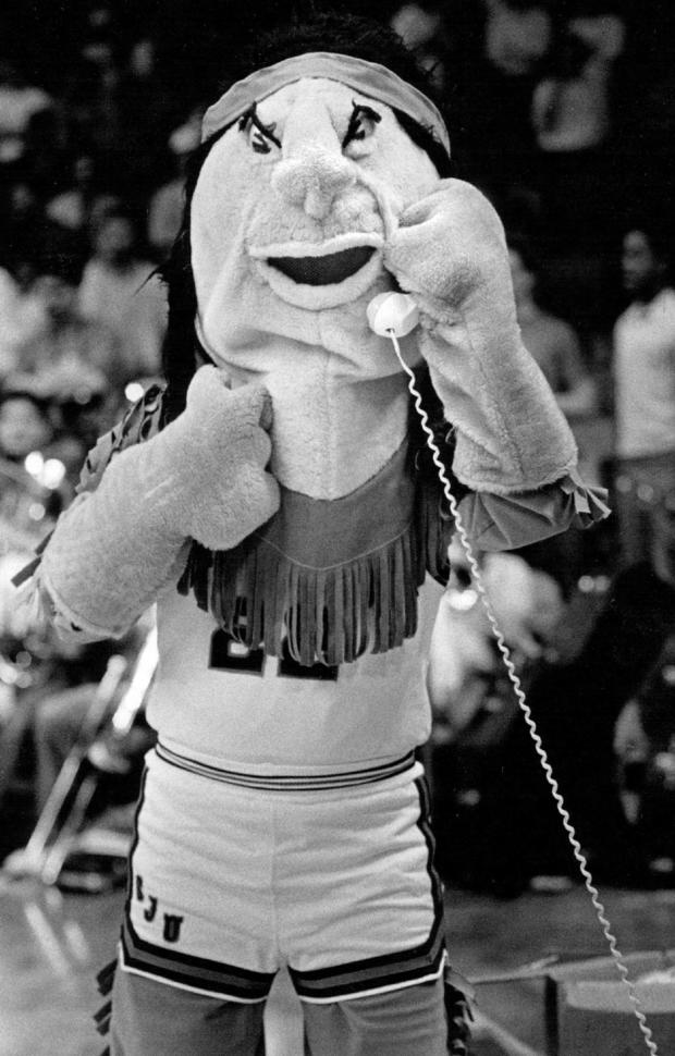 MAR 24 1985, MAR 25 1985; St. Johns mascot made reservations for Lexngton.; 