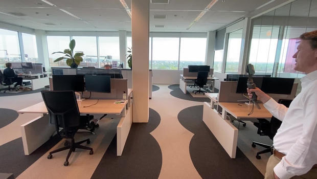 6-feet-office-desks-apart-620.jpg 