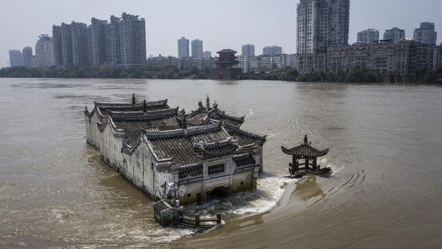 700-Year Old Guanyinge Temple Still Exists In Flood 