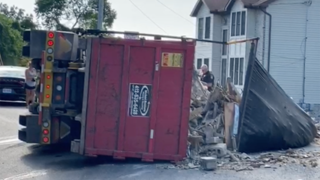 dump-garbage-truck-overturned-2.png 