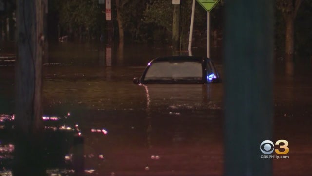 car-submerged-in-water-manayunk-.jpg 