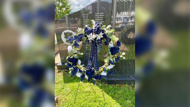 pittsburgh-police-wreath-donation.jpg 