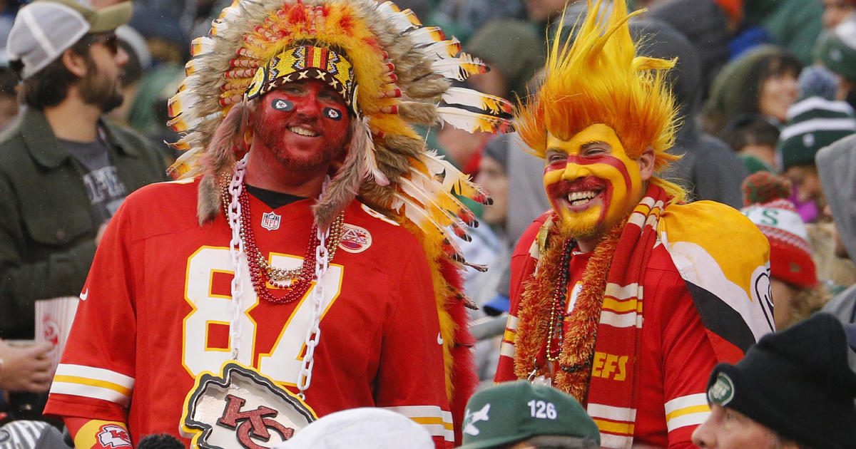 Kansas City Chiefs ban fans from wearing headdresses and Native  American-inspired face paint in the stadium - CBS News