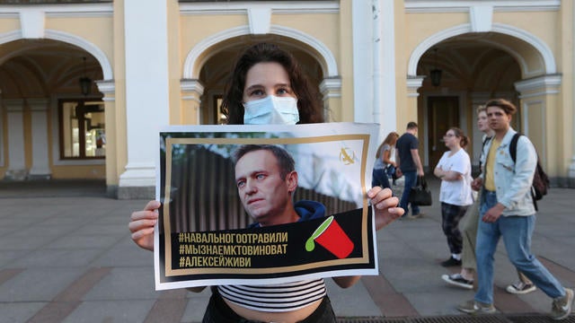 People gather to show support for Russian opposition leader Alexei Navalny in Saint Petersburg 