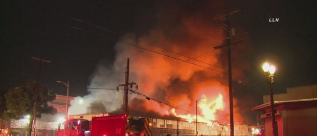 Large Fire Engulfs South LA Commercial Building 