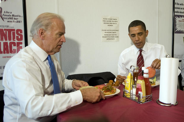 US President Barack Obama (R) has lunch 